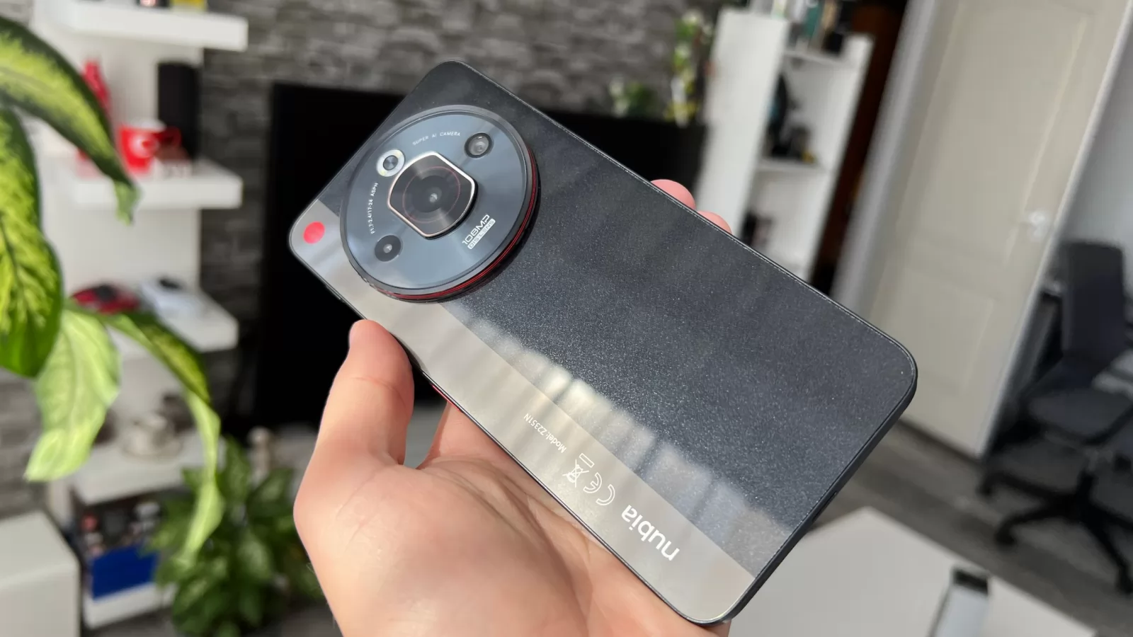 Nubia Focus Pro: Design de cameraphone plus sclipici sau variantă cu spate îmbrăcat în piele bej