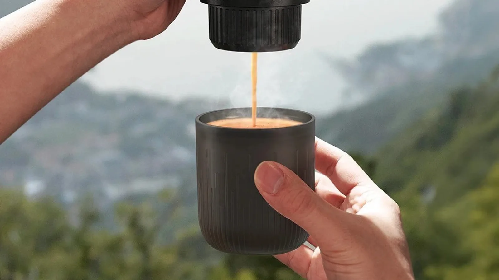 Vrei să te bucuri de cafeaua preferată oriunde? Espressorul portabil este soluția și îl cumperi acum cu extra reducere de pe Aliexpress