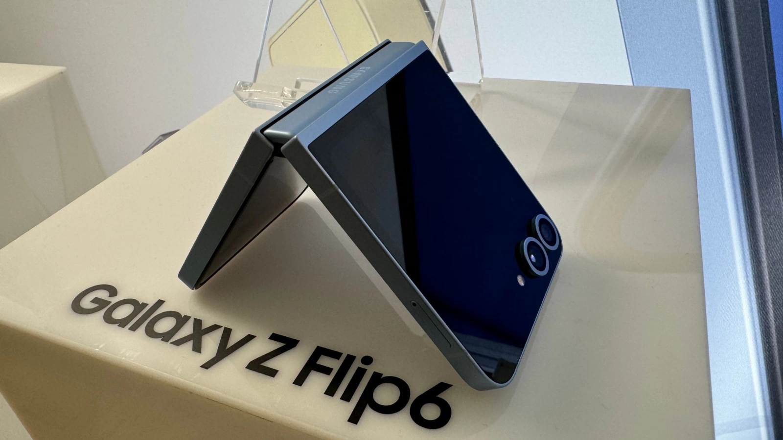 Samsung Galaxy Z Flip6 impresii: generează obiecte "din nimic", baterie mai mare, extra răcire pentru gameri