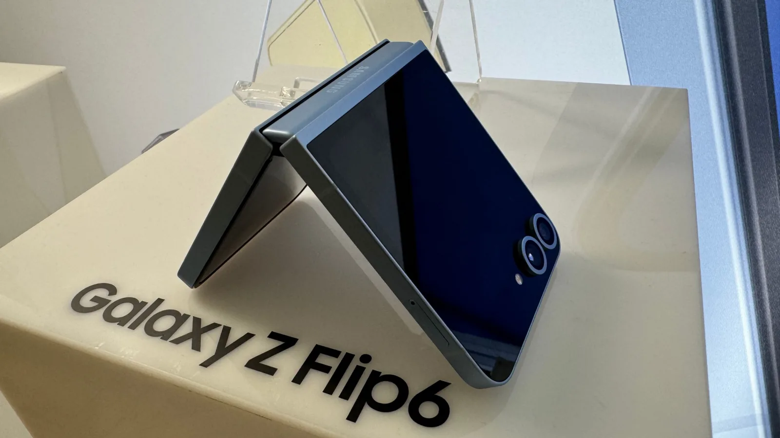 Samsung Galaxy Z Flip6 impresii: generează obiecte "din nimic", baterie mai mare, extra răcire pentru gameri