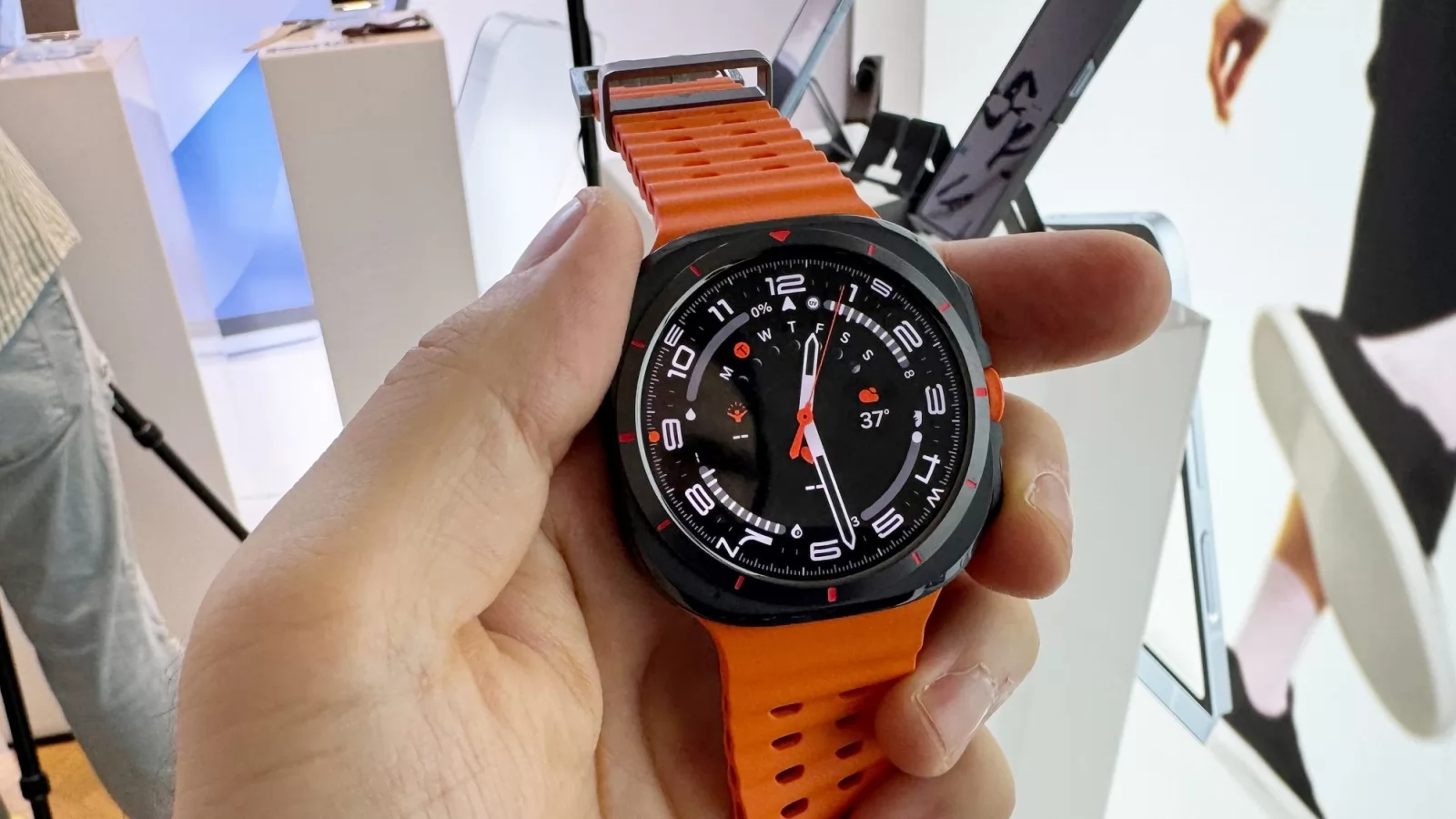 Samsung Galaxy Watch Ultra hands on: salvează vieţi în avalanşe, e masiv dar comod, înţesat de funcţii