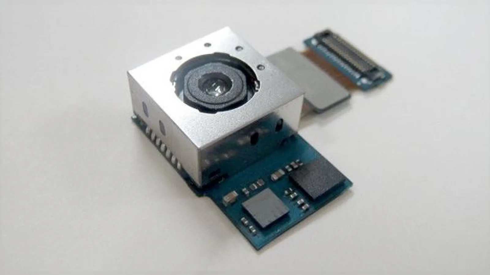Samsung ar putea implementa un senzor foto propriu pe modelul Galaxy S6
