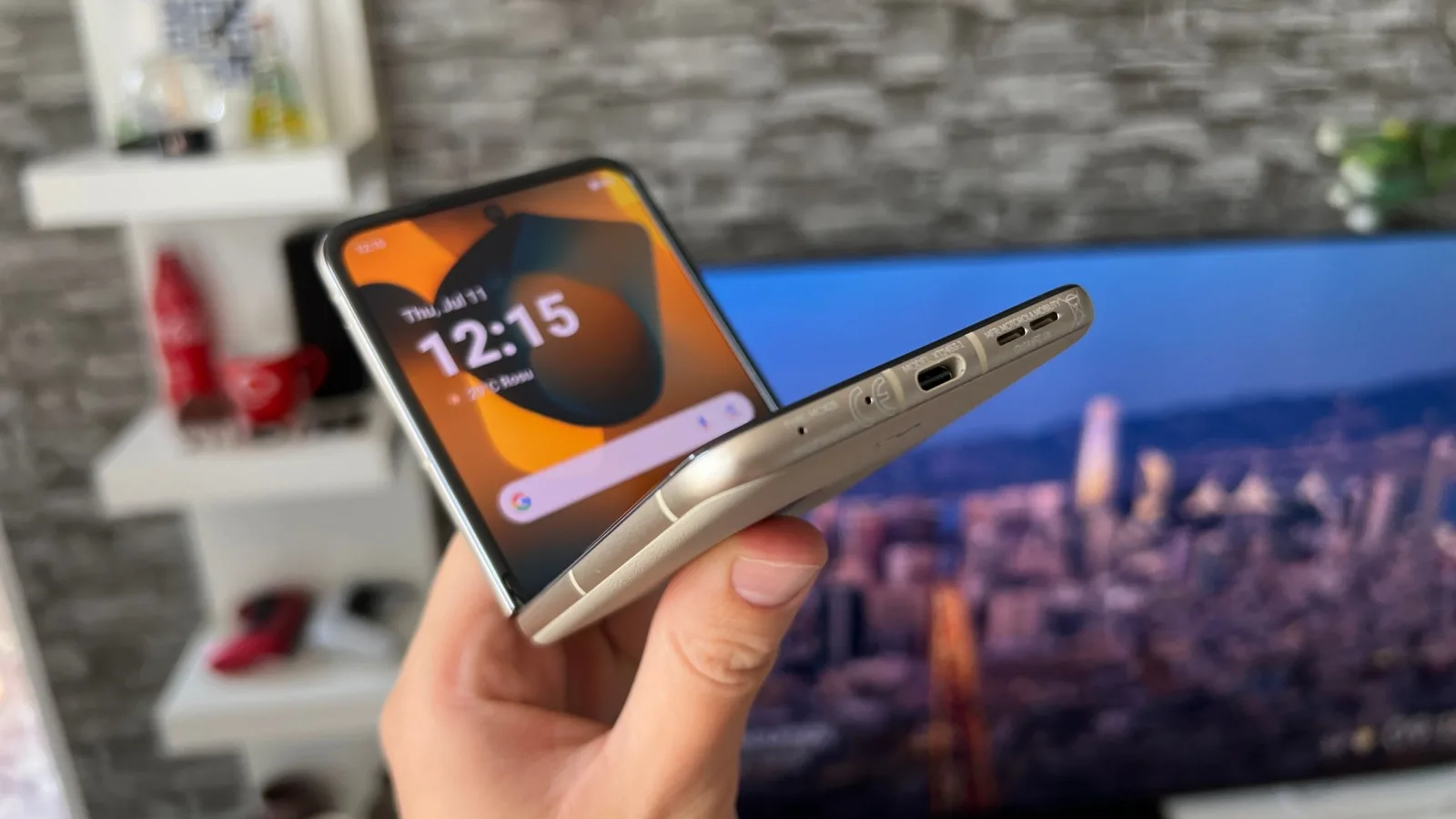 Motorola RAZR 50: Evoluție uriașă la capitolul design față de predecesor și accesoriu gentuță