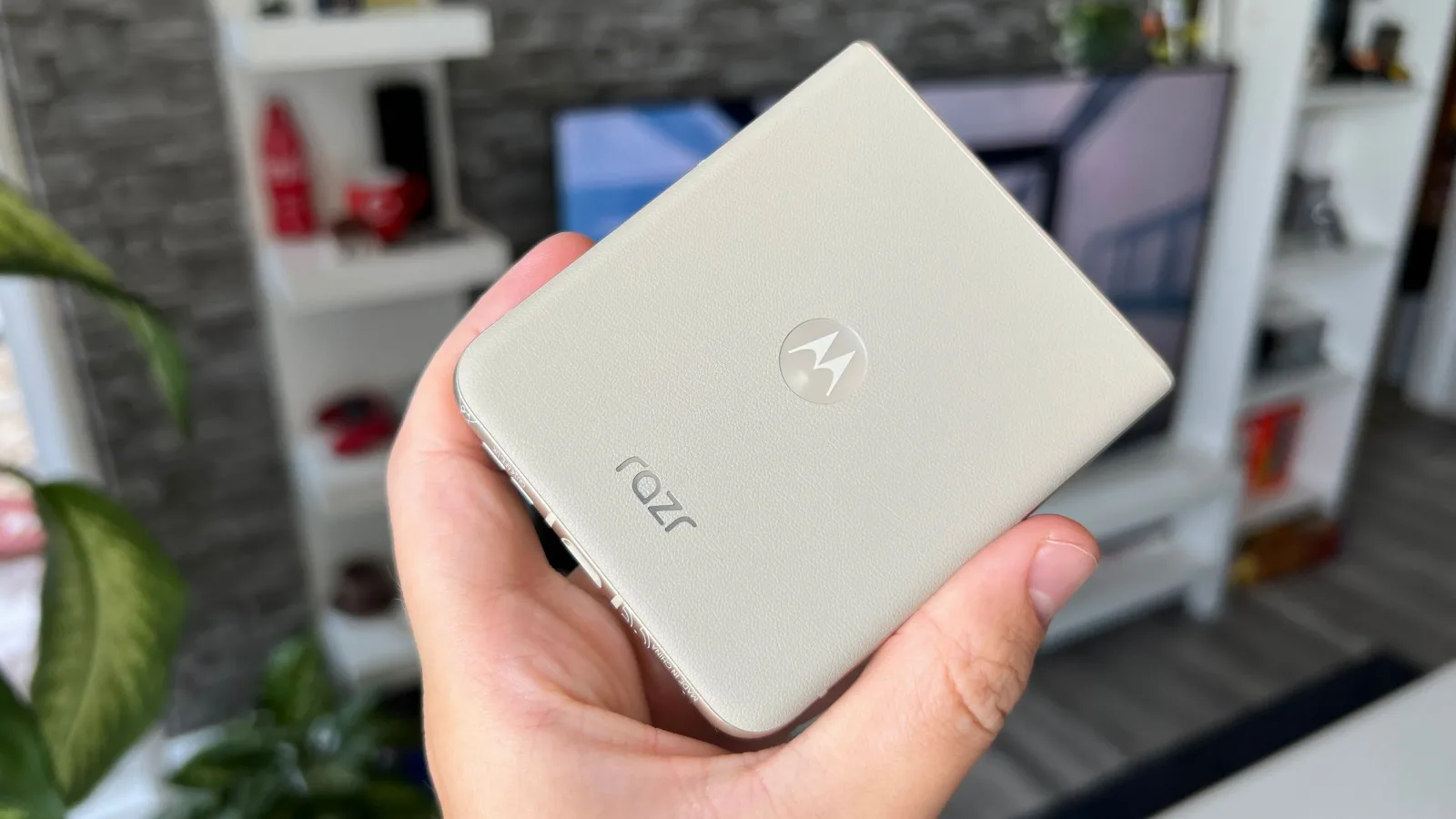 Motorola RAZR 50: Baterie identică predecesorului, dar cu 4 ore extra de playback video