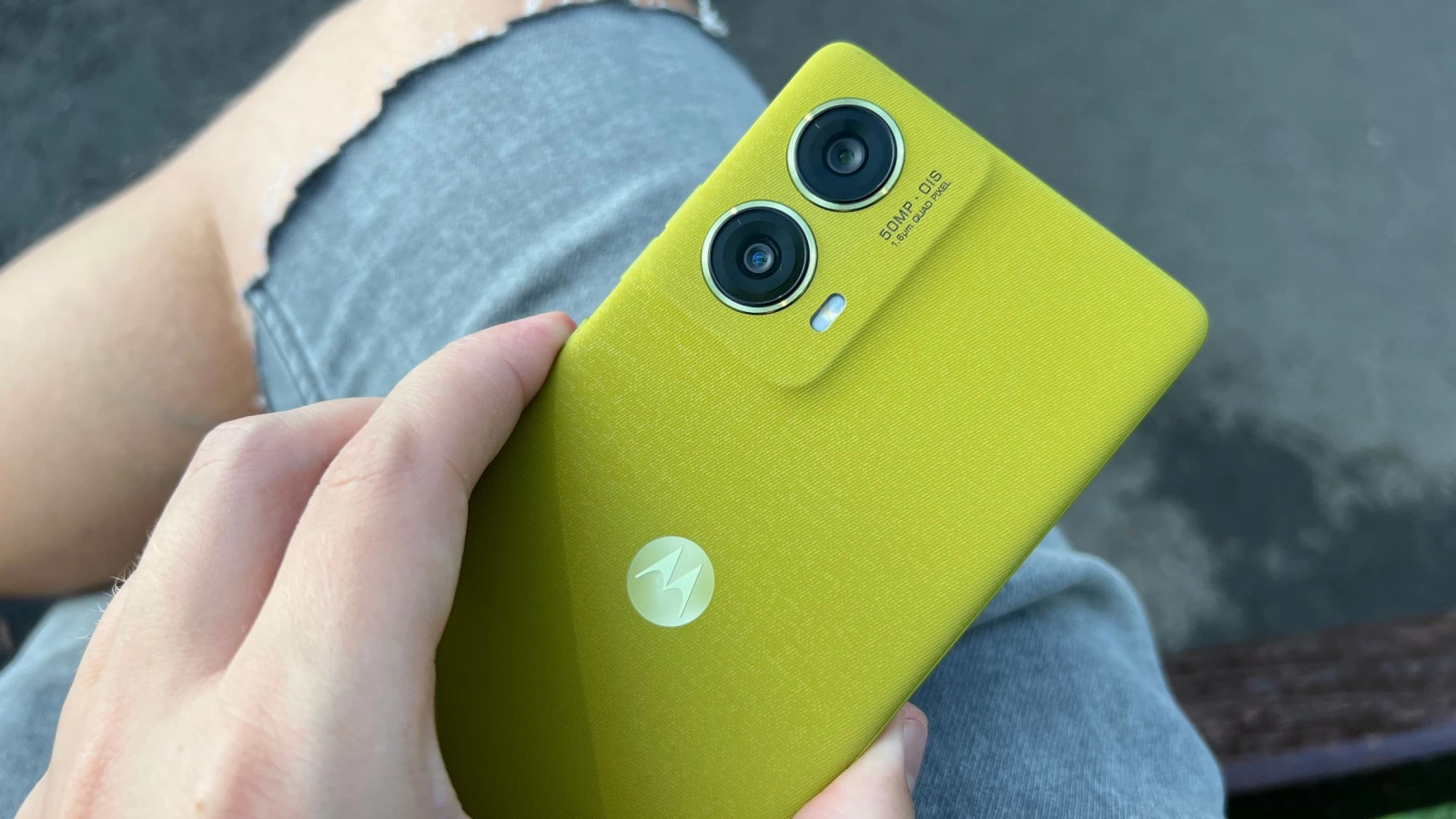 Motorola moto g85: Cameră apropiată de edge 50, culori arătoase și macro pentru creativi - minusuri la video
