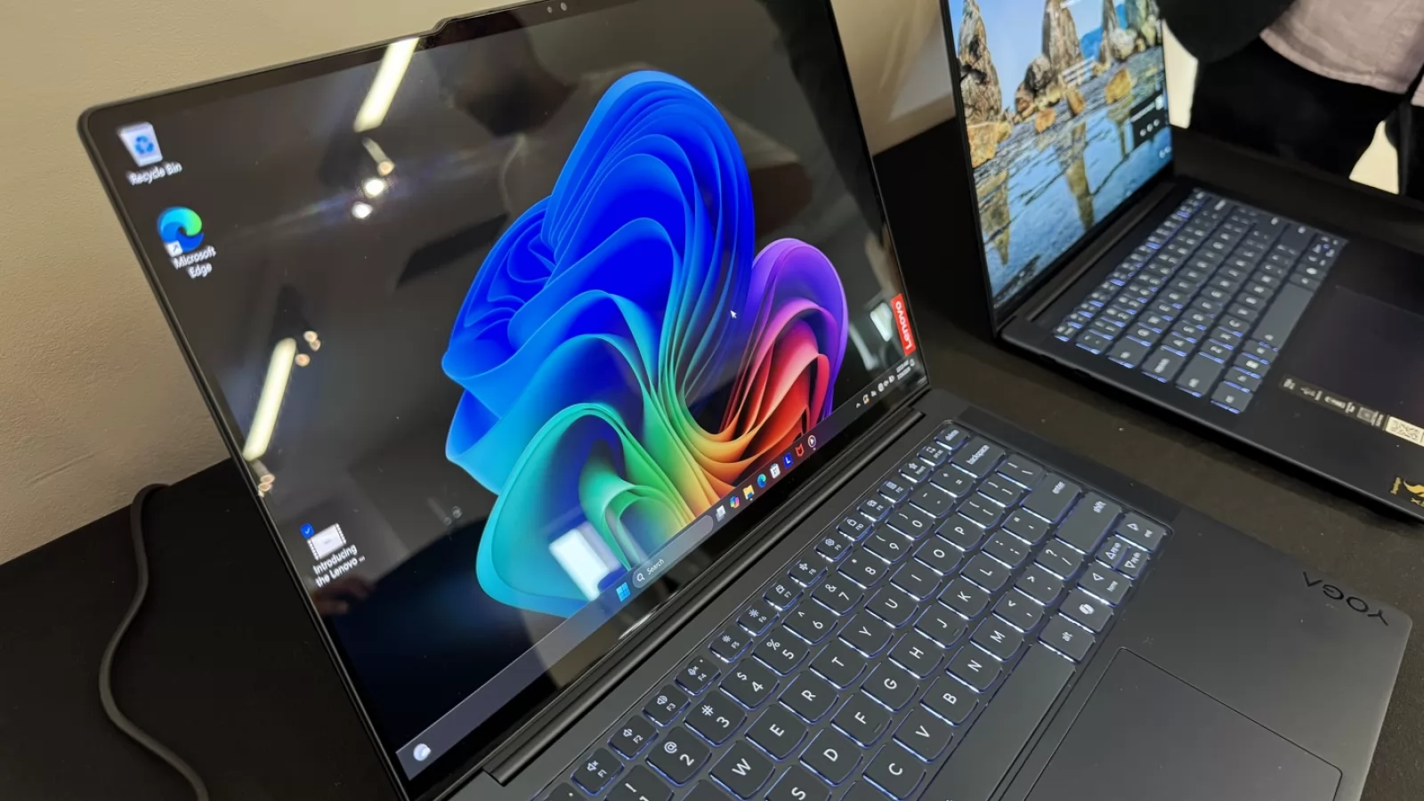 Lenovo Yoga Slim 7x lansat în România; Performanțe de top cu procesor Snapdragon X Elite și AI Microsoft Copilot