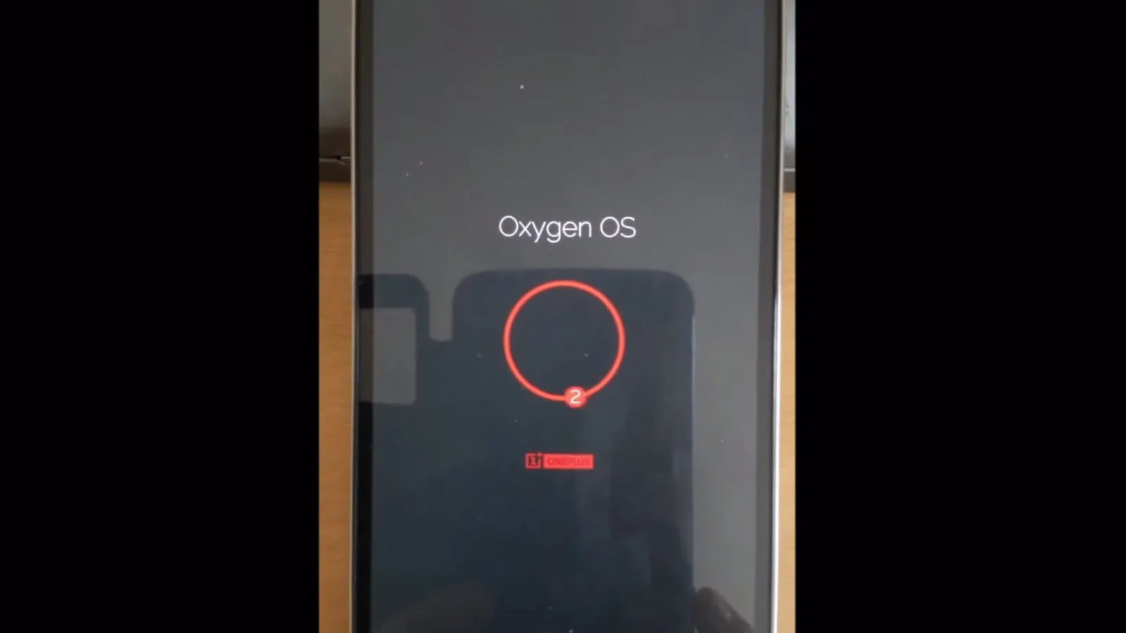 O presupusă animație de boot pentru ROM-ul OxygenOS pregătit de OnePlus se afișează pe web