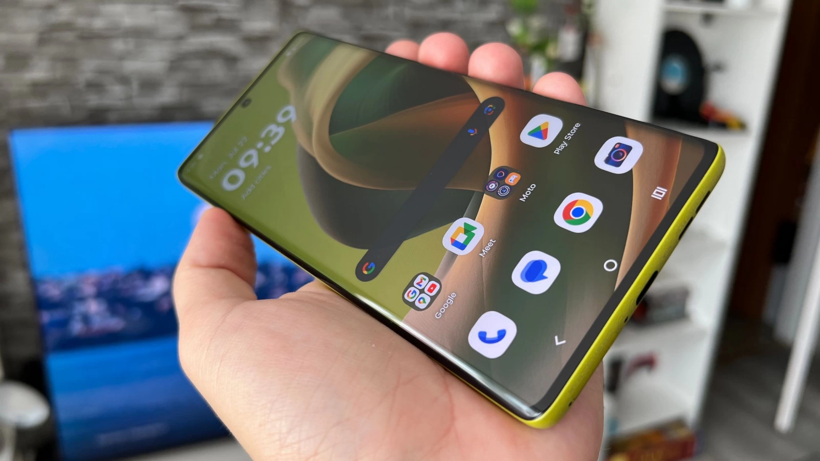 Motorola moto g85: Cea mai mare transformare vizuală pentru un mid-range, acum cu ecran curbat premium