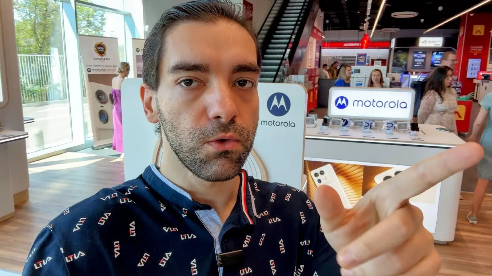 Am fost să văd primul magazin Motorola shop în shop din România, unde poţi... mirosi, testa telefoanele Moto