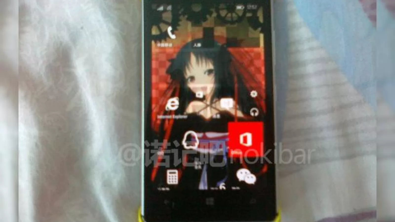 Windows 10 surprins pe Lumia 925, cu tile-uri transparente