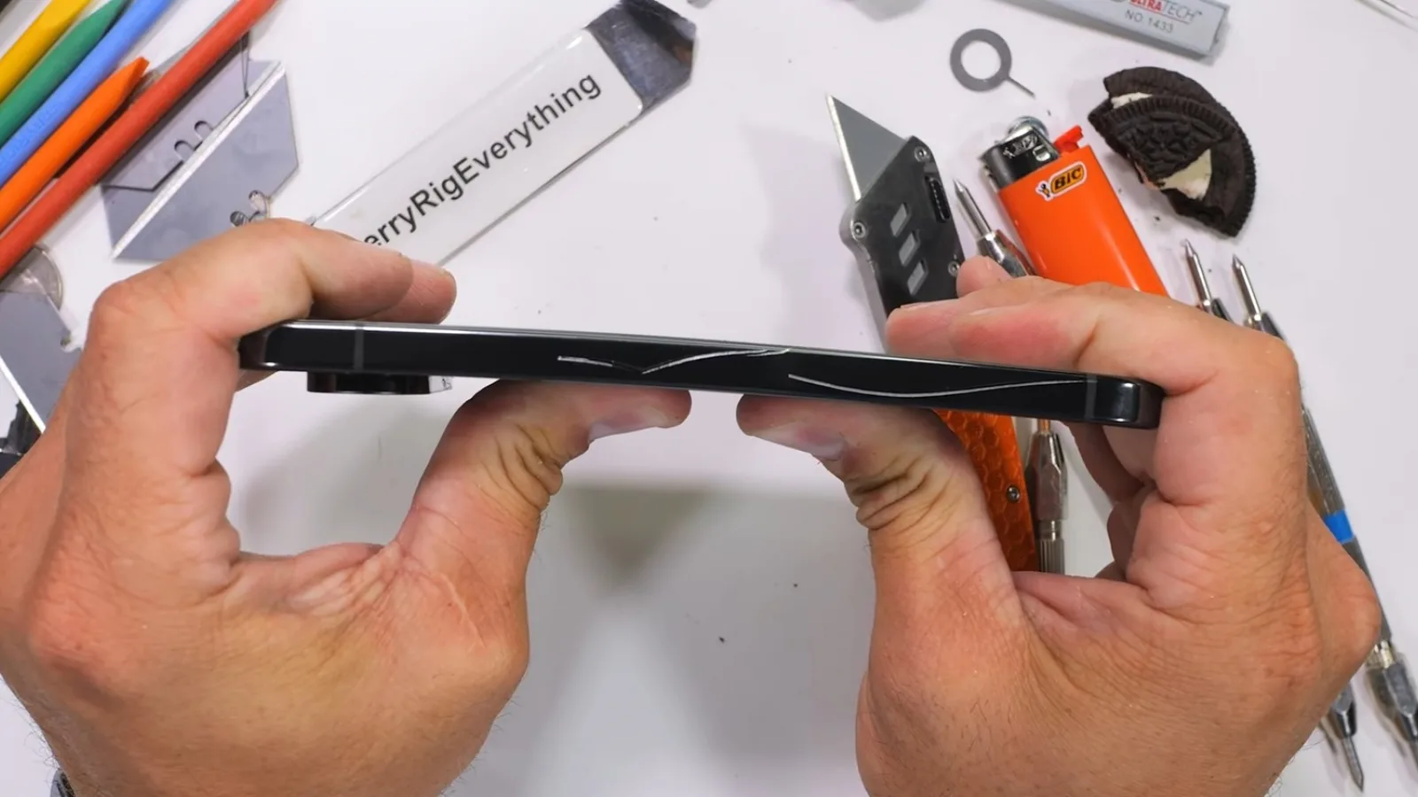 Cât de rezistent e Google Pixel 9 Pro XL? Flagship-ul trece cu brio testul de durabilitate a lui JerryRigEverything (Video) 
