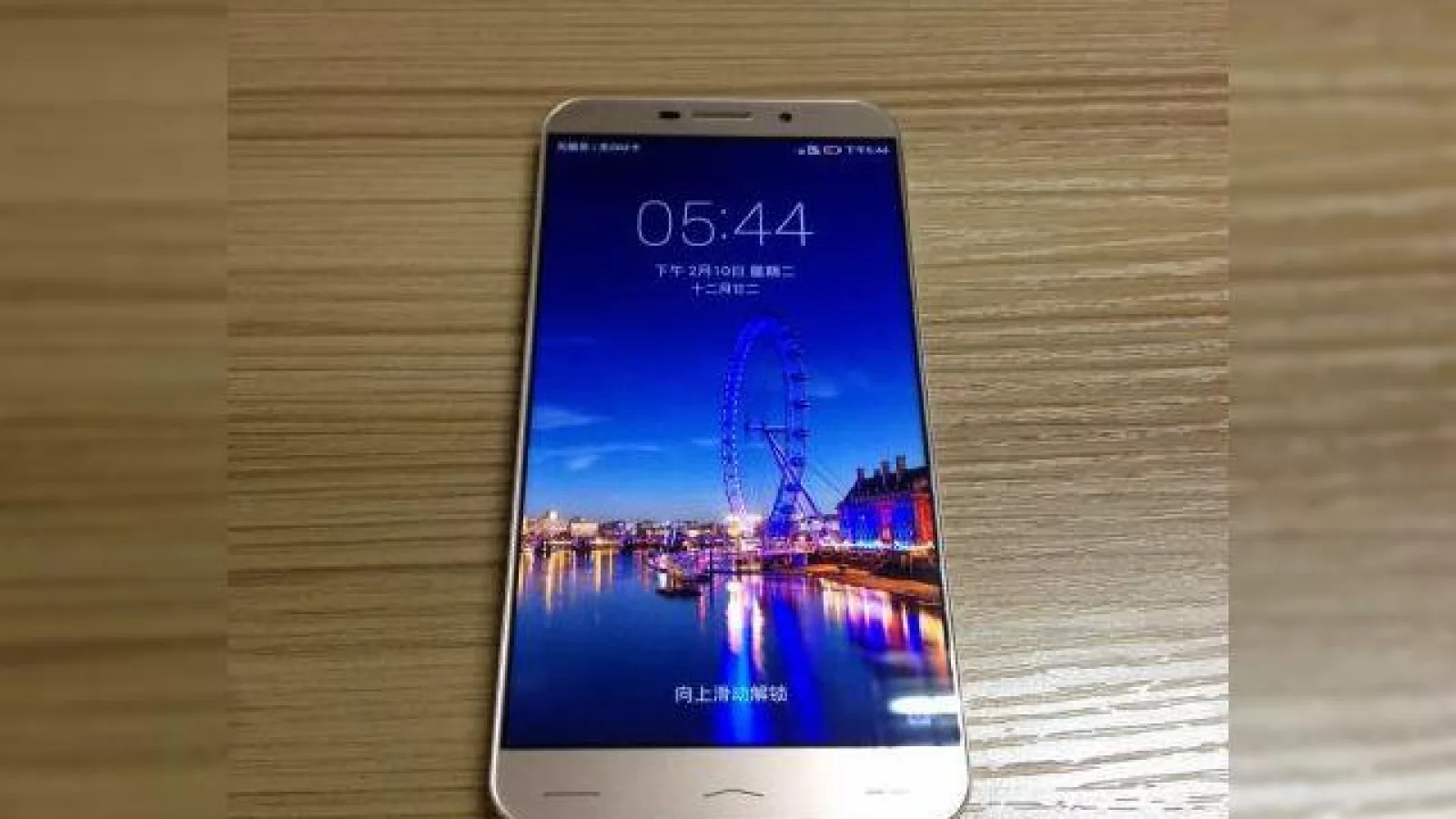 Mai arătos decât Galaxy S6 și HTC One M9? Un nou telefon cu ecran fără margini apare În China, cu design foarte atractiv