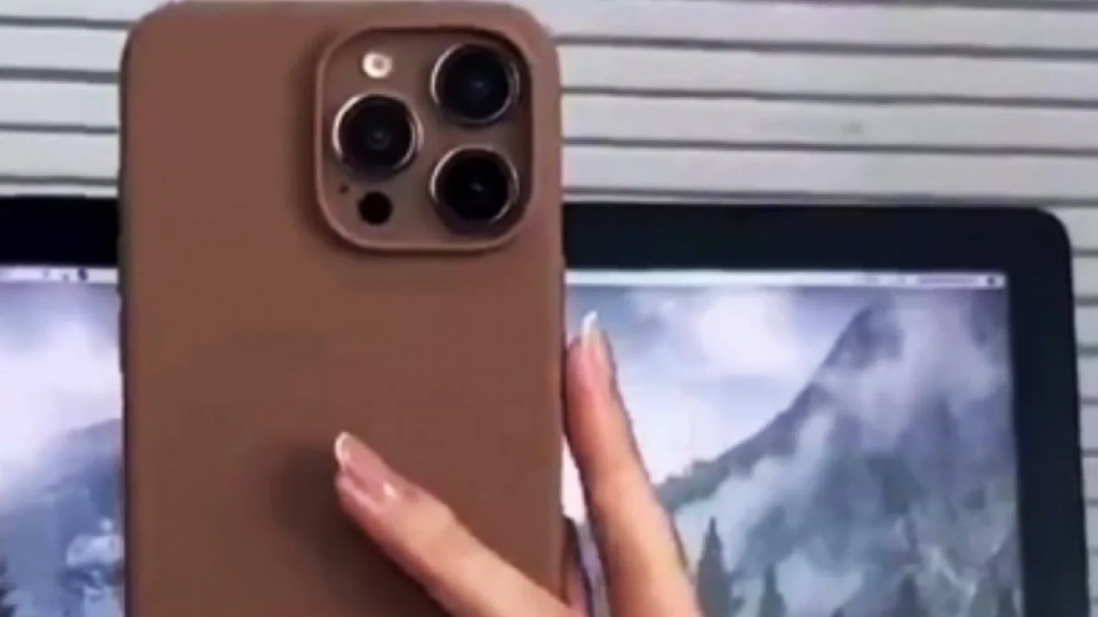 Cum arată iPhone 16 Pro Max pe noua nuanţă Desert Titanium