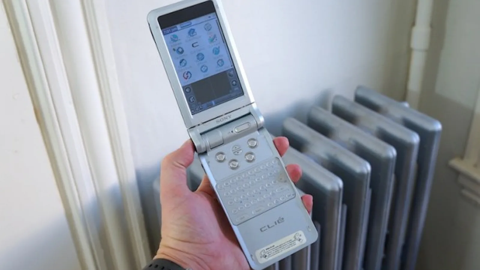 Sony CLIÉ PEG-NR70 e o revoluție din 2003, un PDA pe steroizi ce stârnește nostalgie (Video)