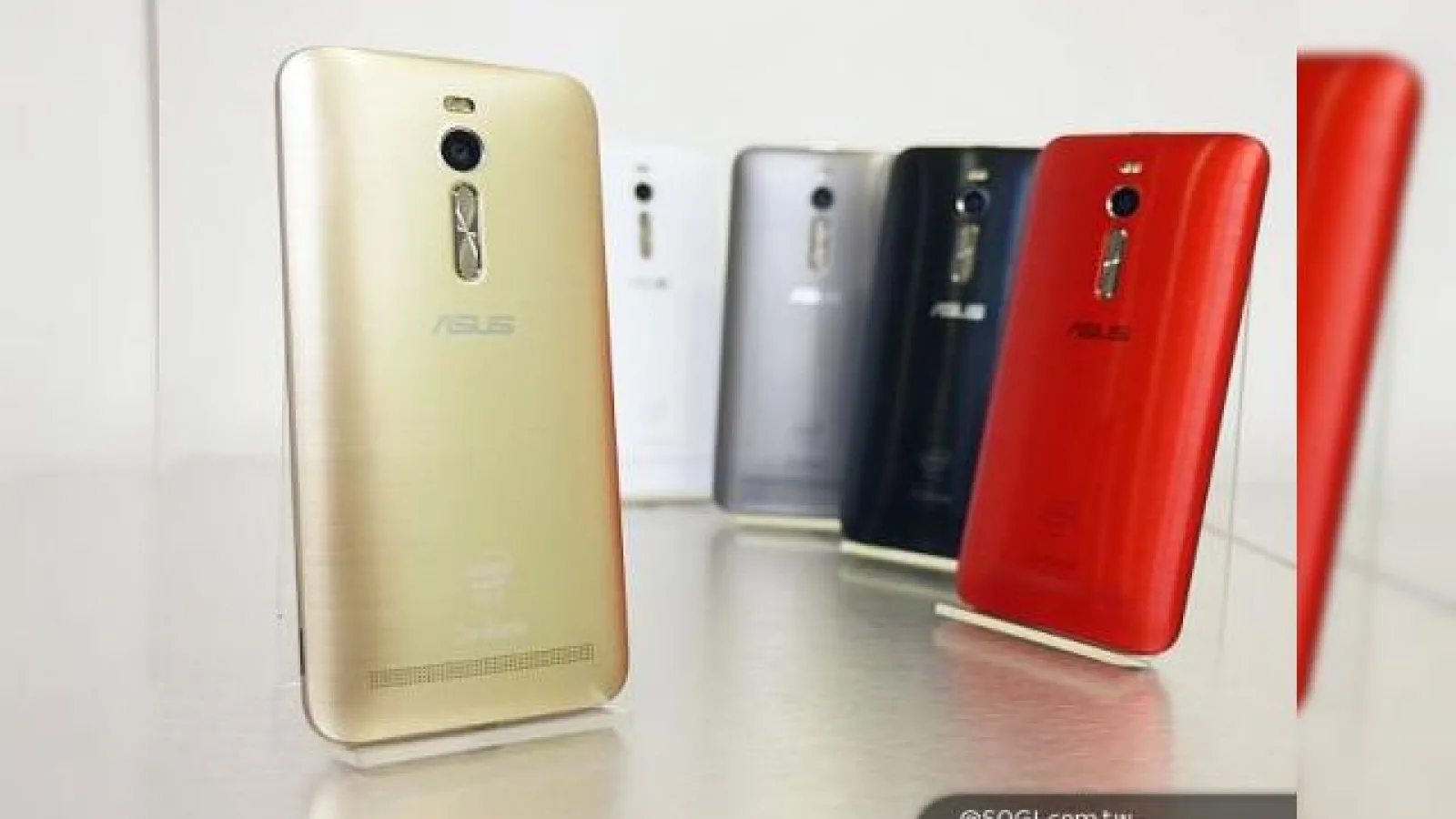 Variantele de culoare disponibile pentru Asus ZenFone 2 se afișează În imagini live