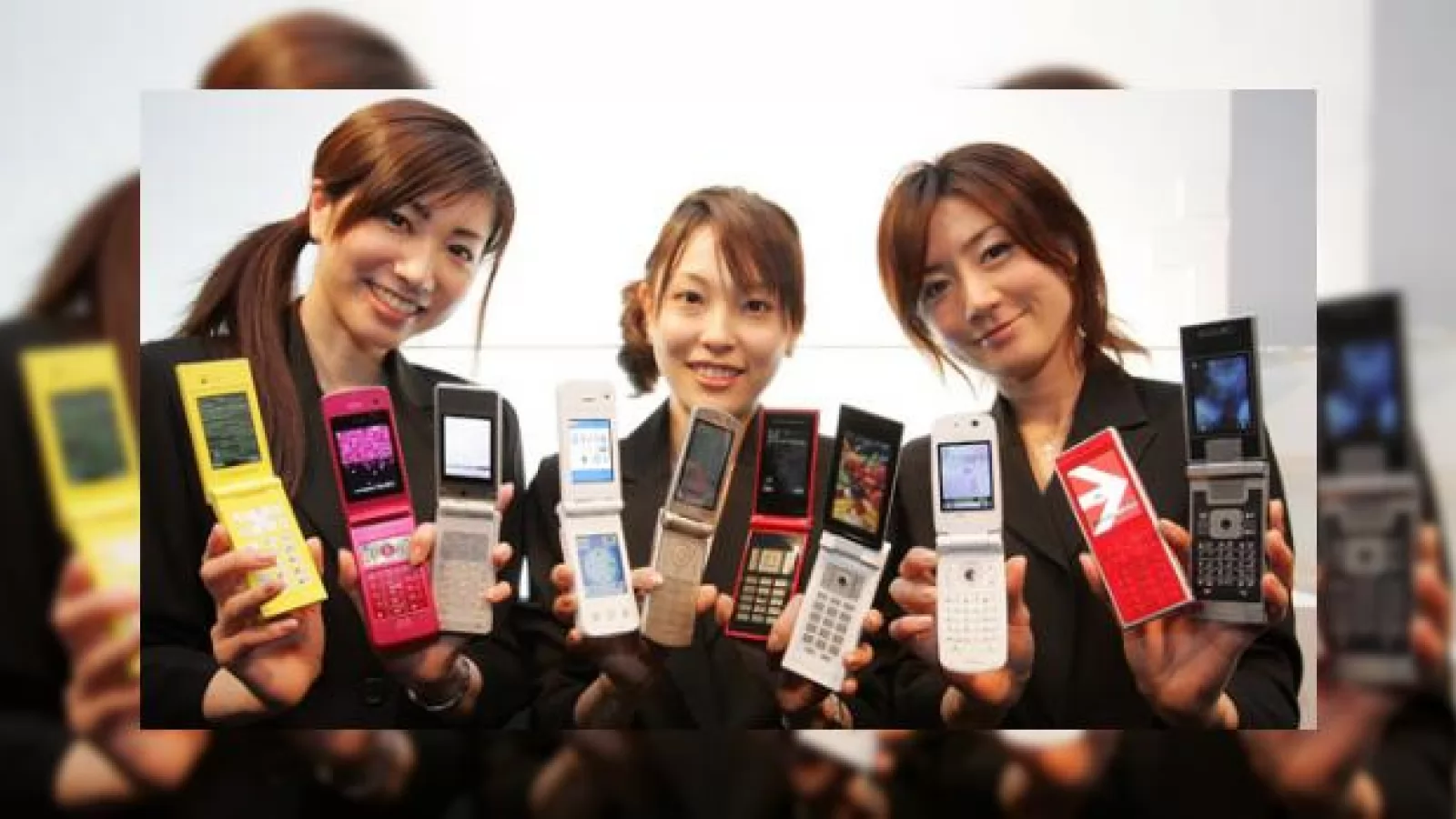 Telefoanele cu clapeta rămân populare În Japonia, smartphone-urile sunt În scădere de cotă