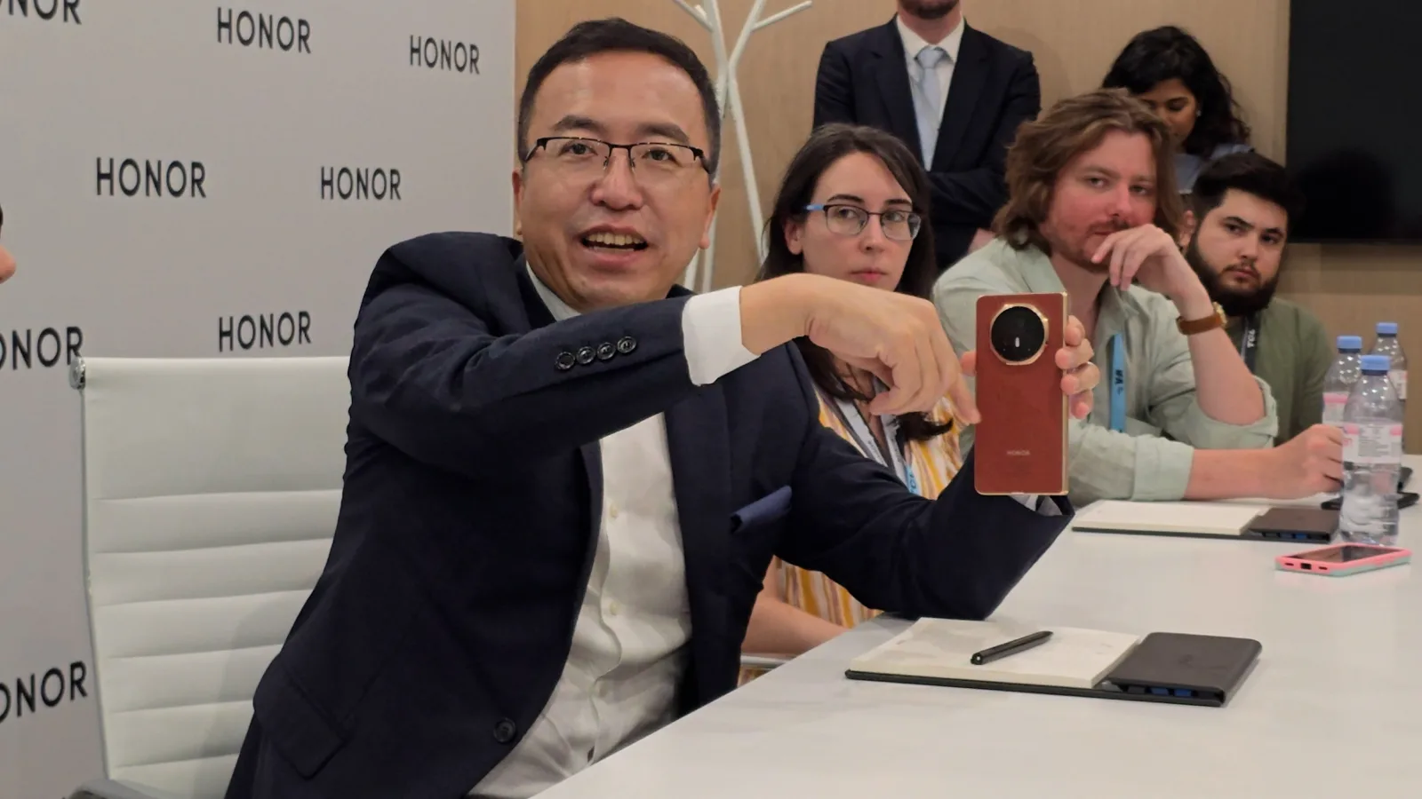 "Dar cu Samsung ce ați avut?" George Zhao clarifică de ce HONOR provoacă giganții industriei; Interviu Mobilissimo cu CEO-ul HONOR la IFA 2024 din Berlin