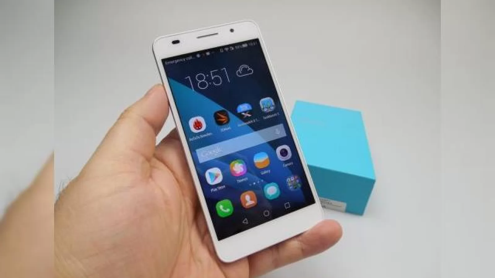 Huawei Honor 6 Unboxing: midrange cu unele dotări high end, dublă faţetă de sticlă, fără căşti la pachet (Video)