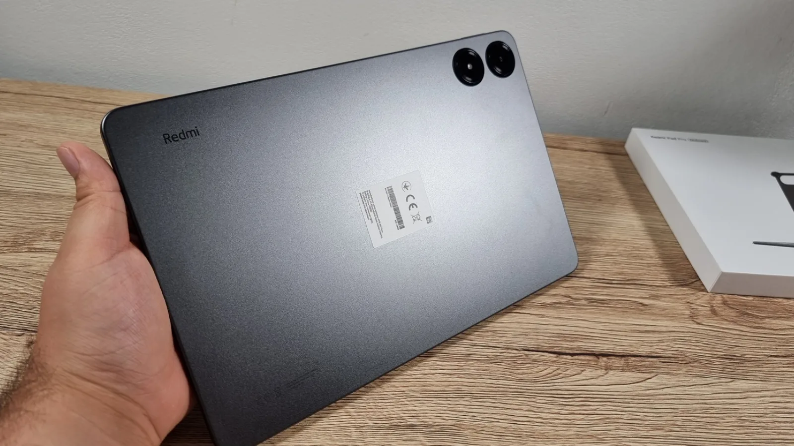 Redmi Pad Pro: Design clasic, metalic, perfect manevrabilă cu două mâini