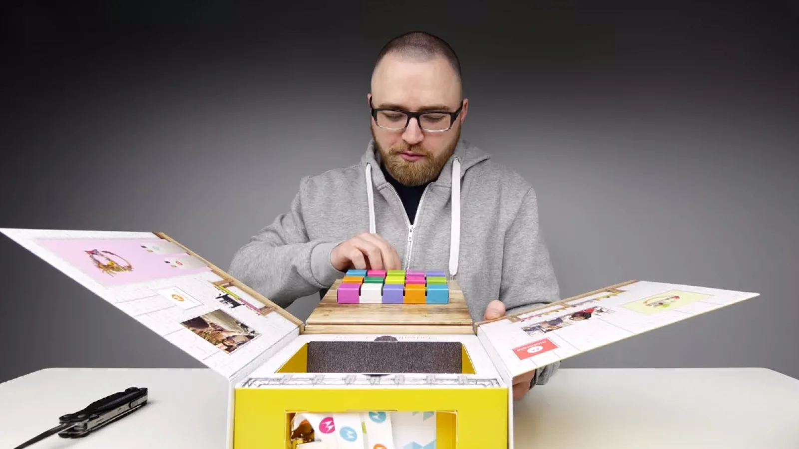 Cutia-surpriza de la Motorola primeşte un unboxing; Cel mai original ambalaj e cel al lui Moto E 2015 (Video)