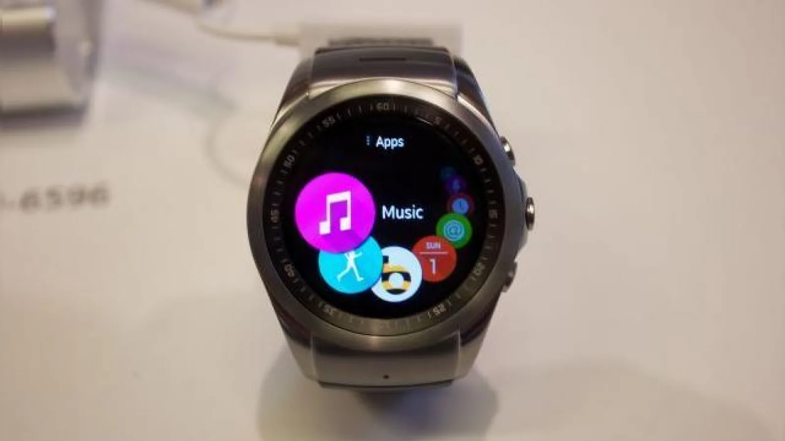 MWC 2015: LG prezintă smartwatch-ul G Watch Urbane LTE, cu WebOS la bord