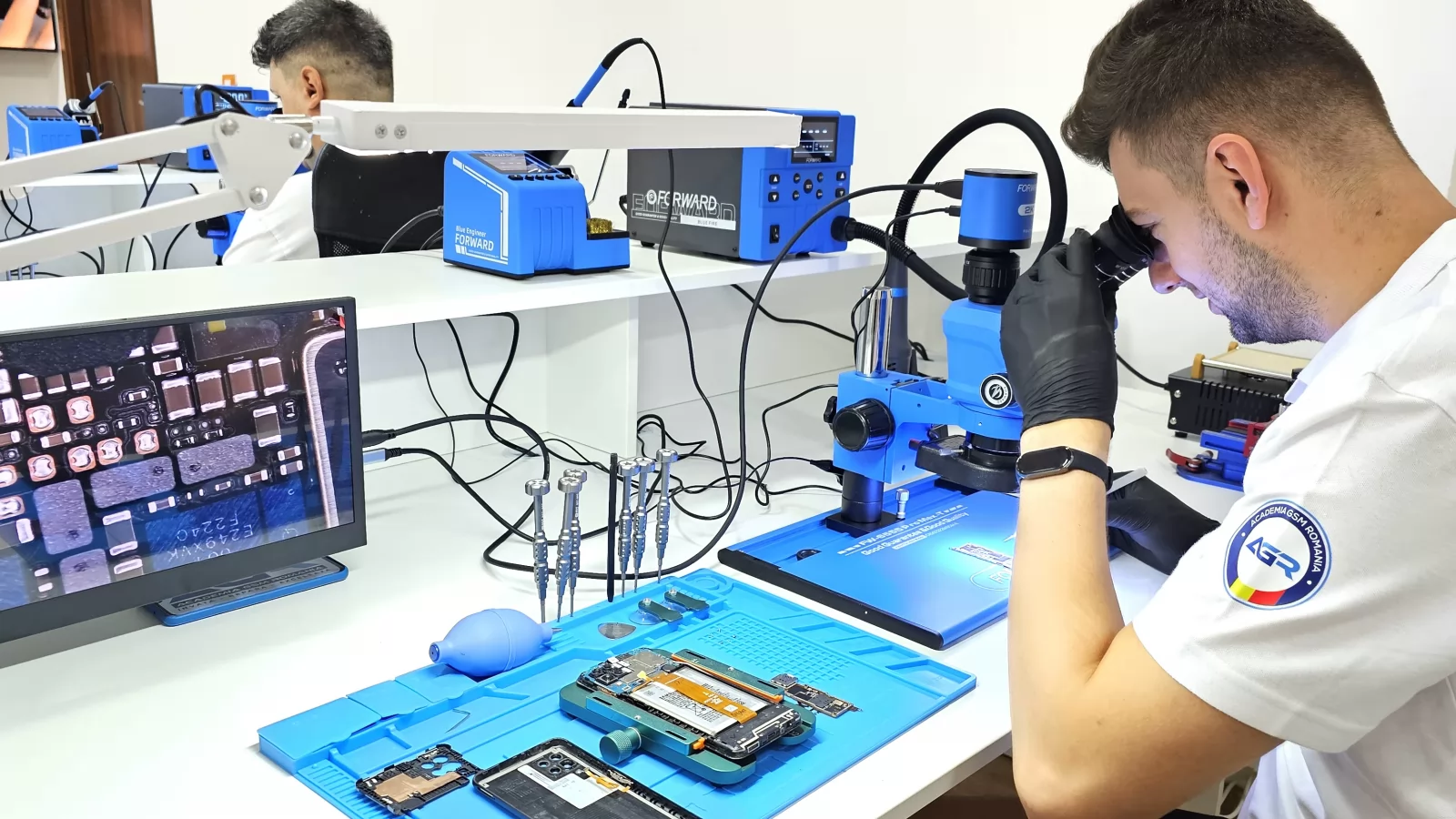 Primul centru din România pentru formarea tehnicienilor de reparații telefoane mobile, deschis la Iași