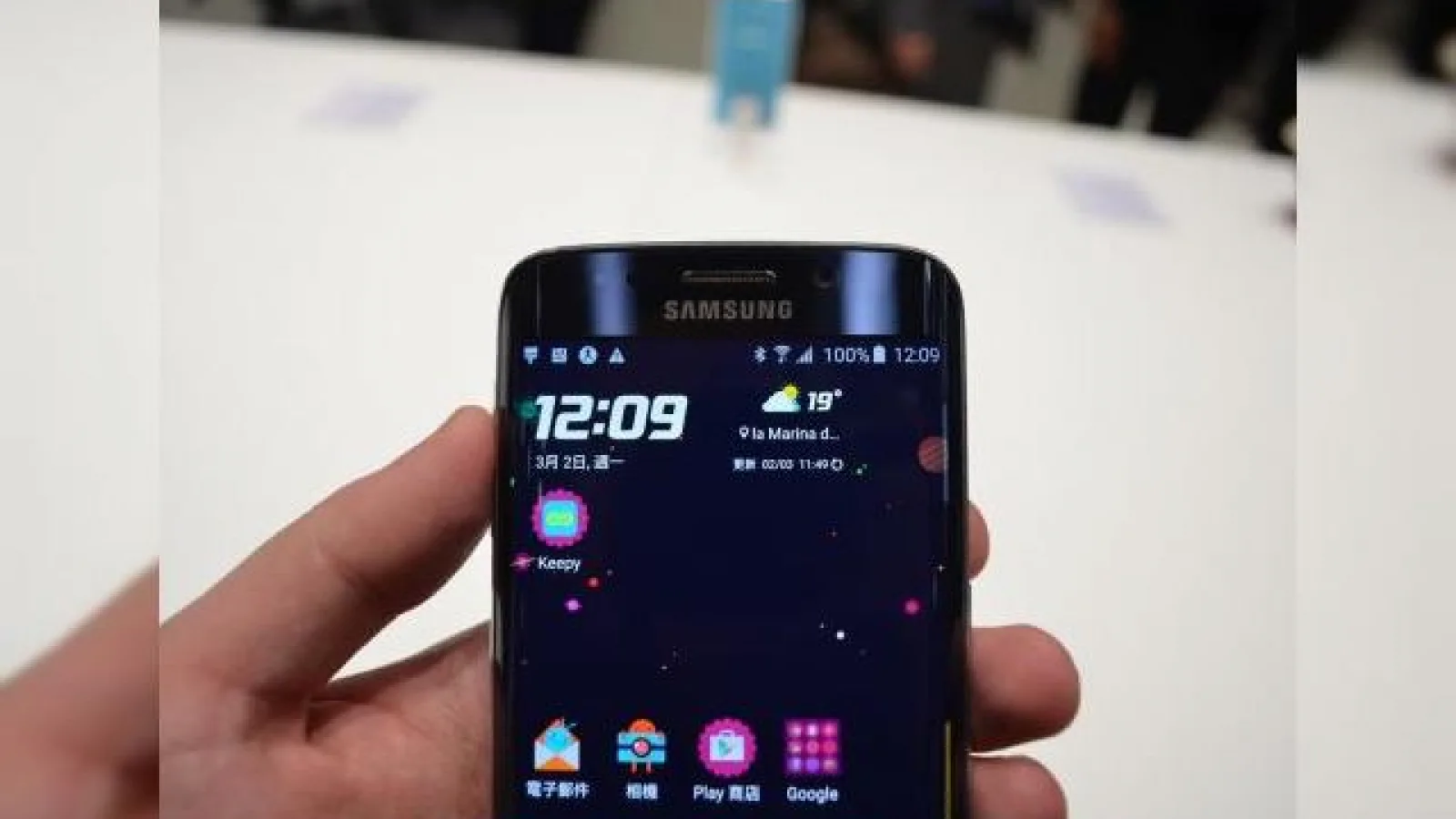 MWC 2015: Samsung Galaxy S6 Edge îşi dezvăluie funcţiile marginilor curbate în acest hands on explicativ (Video)