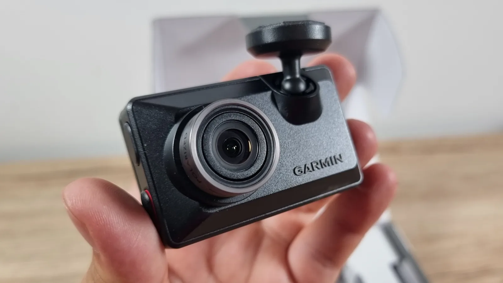 Prezentare Garmin Dash Cam X310 - Una dintre cele mai bune camere de bord de pe piață, cu filmare 4K, polarizator pentru claritate + GPS