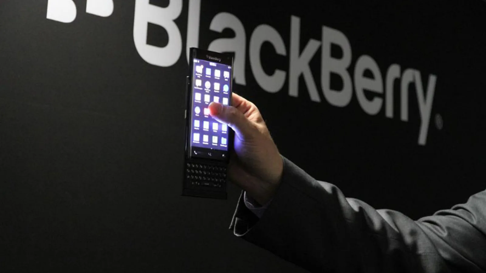 MWC 2015: BlackBerry prezintă un prototip de terminal slider, cu ecran curbat pe margini, care va sosi peste câteva luni