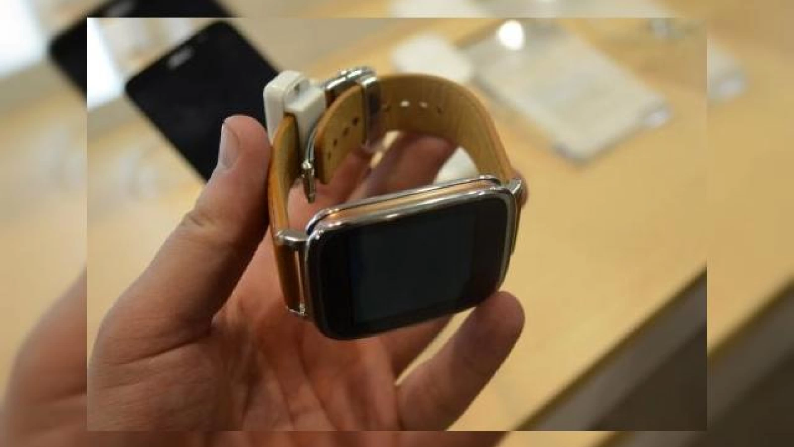 MWC 2015: ASUS Zenwatch hands-on - design elegant, Android Wear şi construcţie solidă (Video)