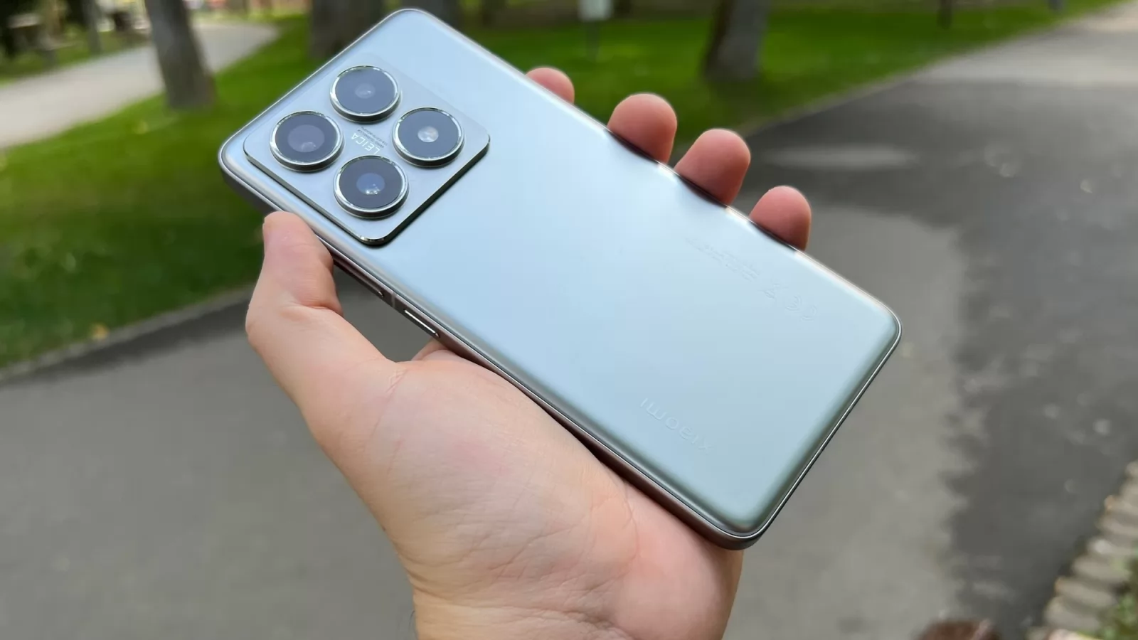 Xiaomi 14T Pro: Design cu modul de cameră impunător, accente metalice mate și un spate din sticlă curbată 3D