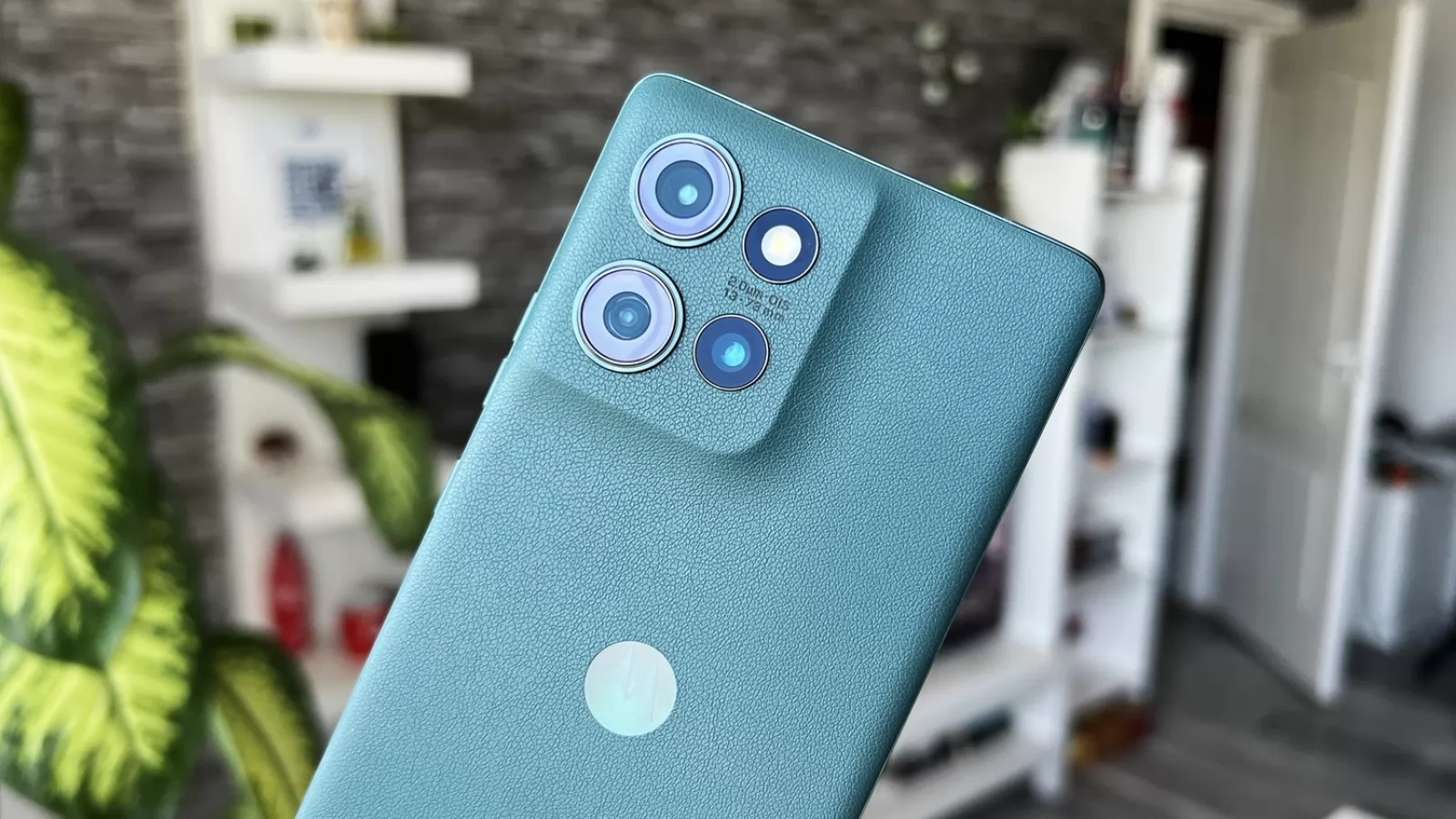 Motorola edge 50: Camera de mid-range cu zoom optic 3x, Night Mode arătos și diferențe mici față de Neo