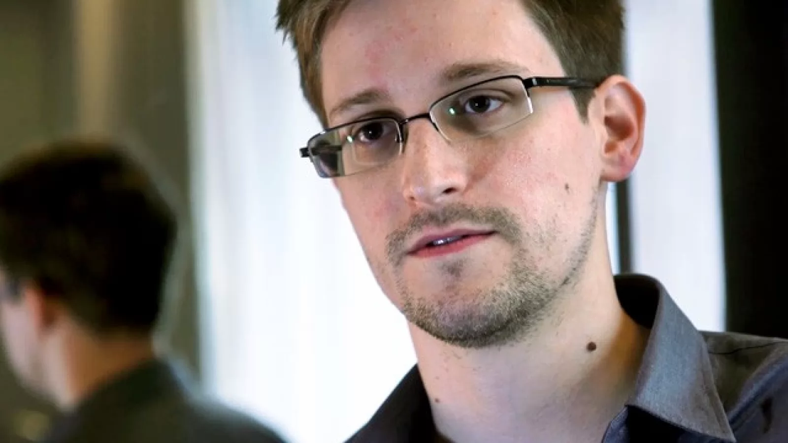 CIA a lucrat la hackuri pentru iPhone din prima zi a existenţei handsetului, conform lui Edward Snowden