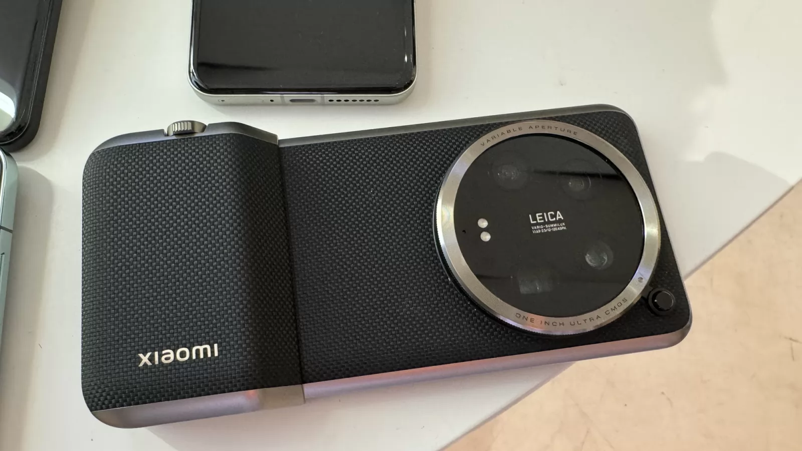 Xiaomi 15 Ultra ar putea arăta astfel; Vedem o schiță a flagship-ului și amplasarea camerelor foto din spate