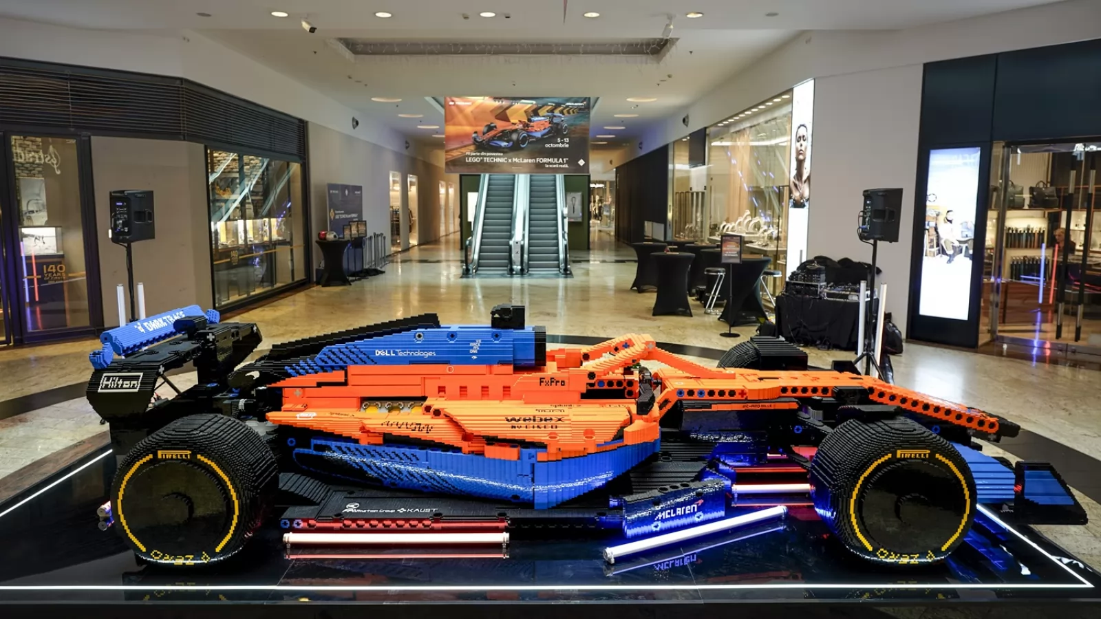 O replică a mașinii McLaren F1, realizată complet din piese LEGO, expusă în premieră în România