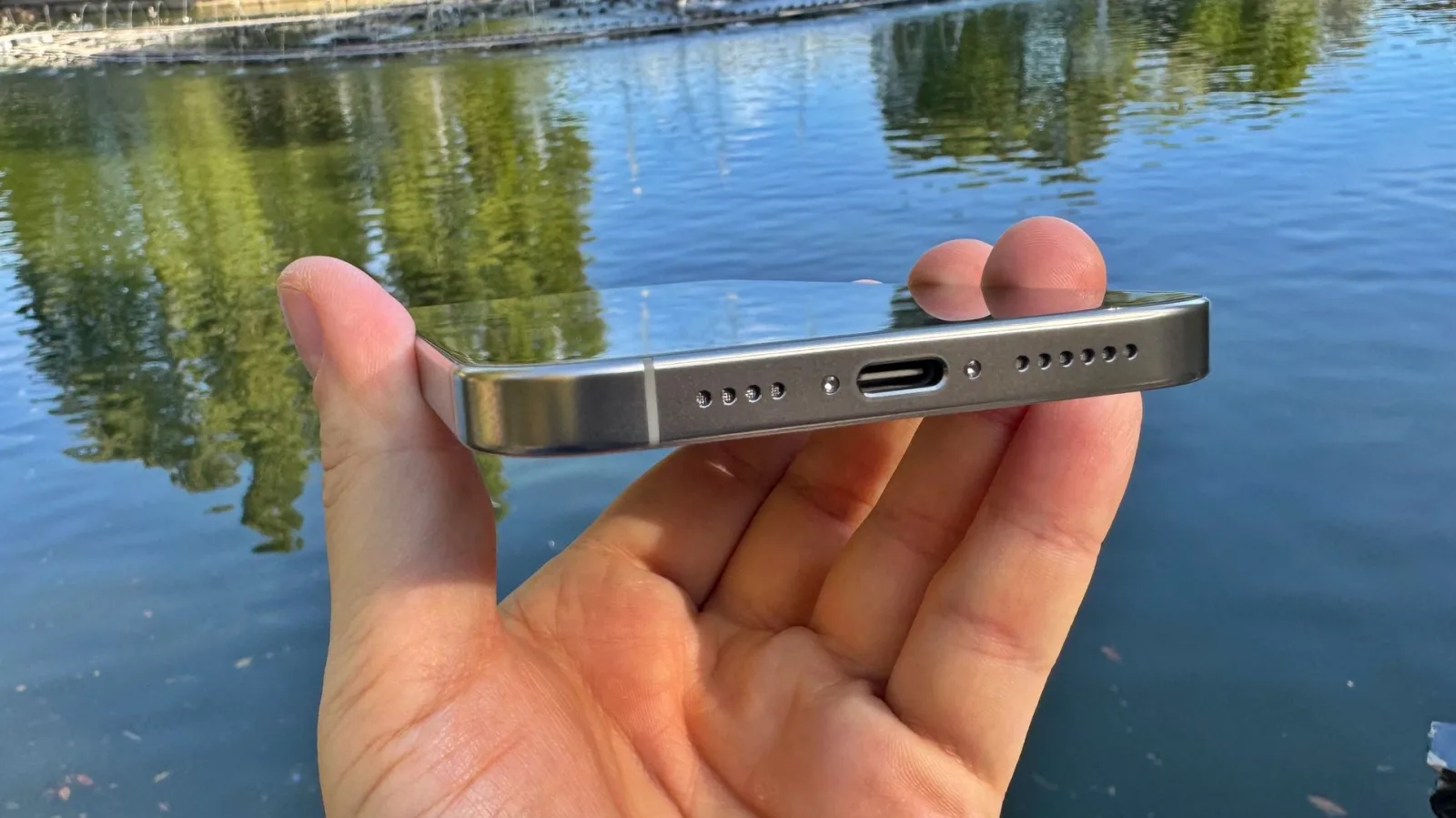 Apple iPhone 16 Pro Max: Baterie în creştere, am scăpat de stresul încărcării zilnice