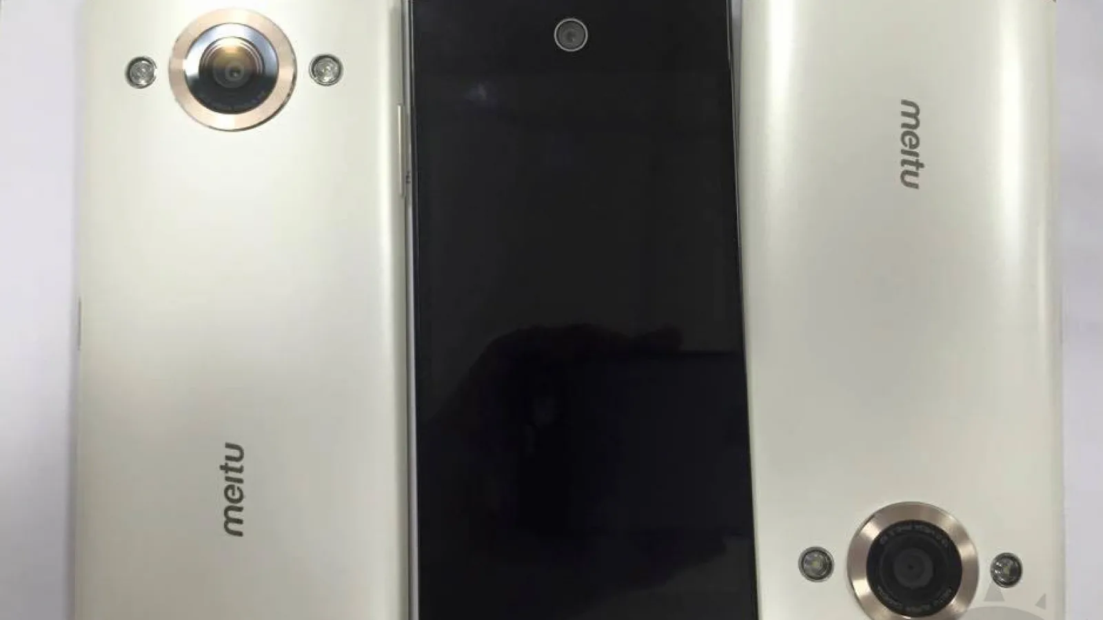 Meitu M4 este un telefon axat pe selfie, cu design metalic rotunjit şi un Android personalizat în mod unic