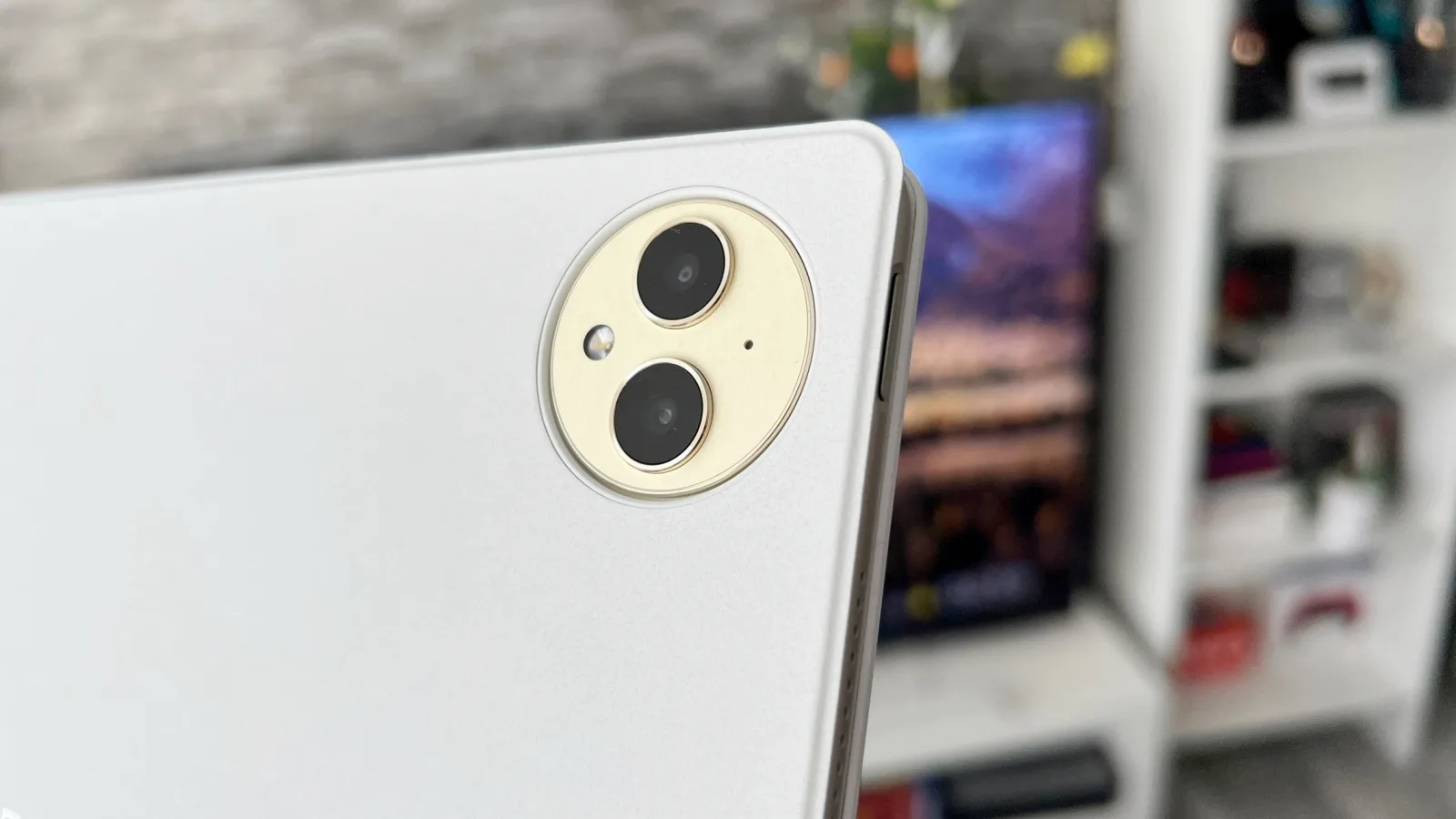 HUAWEI MatePad Pro 12.2: Tableta are o cameră mai răsărită decât majoritatea tabletelor de pe piață, wide+ultrawide în spate