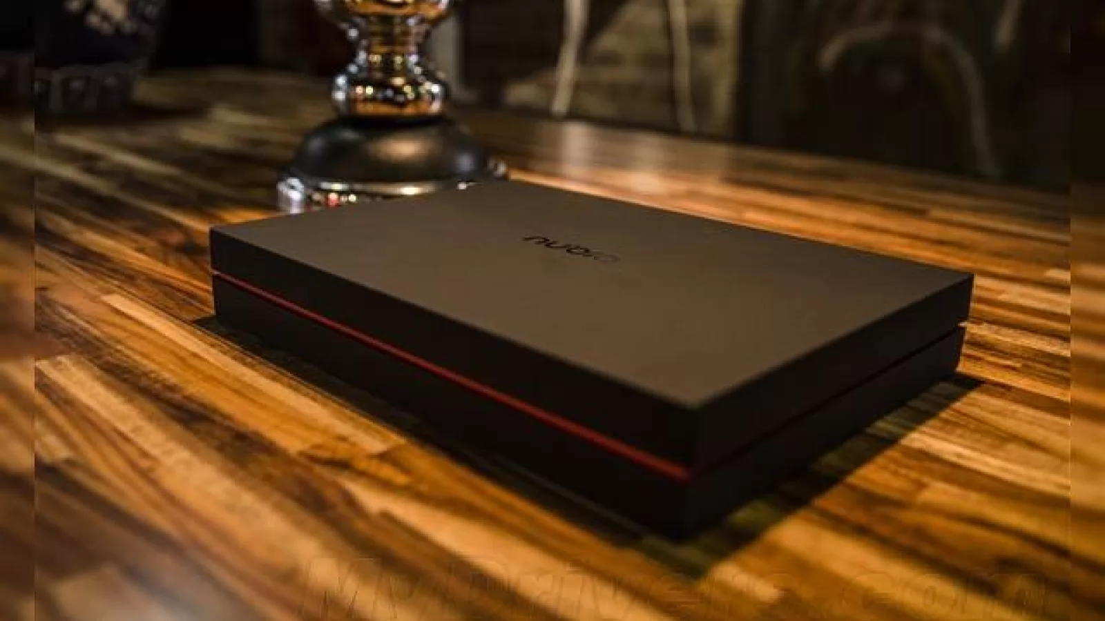 ZTE Nubia Z9 apare în noi imagini hands on, de această dată doar cu ambalajul său