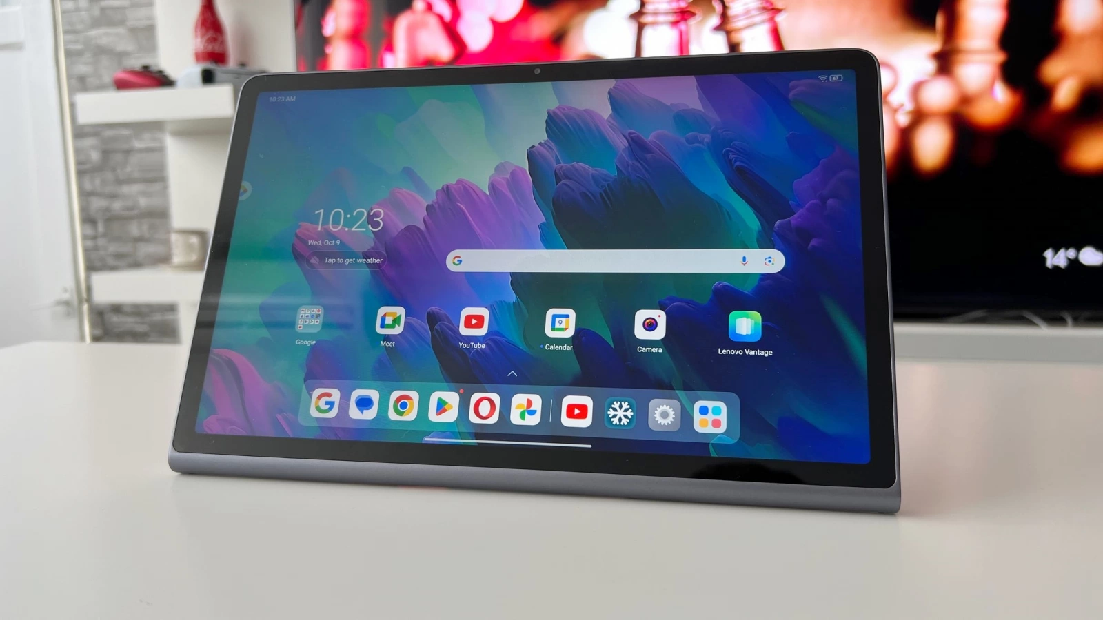 Lenovo Tab Plus: Display-ul este mare și suportă stylus, cu luminozitate OK la interior