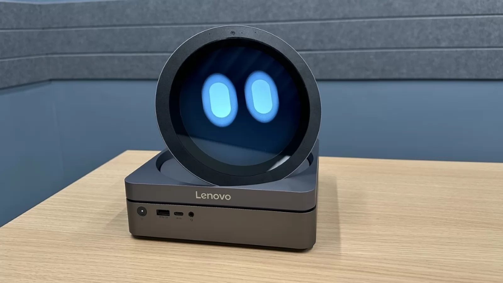 Lenovo prezintă AI Buddy: Asistent robot cu personalitate, dezvoltat în colaborare cu Meta