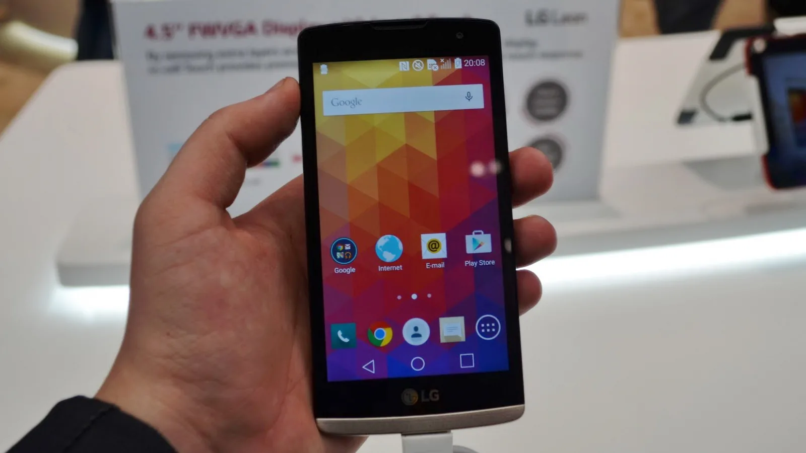 LG Leon, terminal 4G cu display de 4.5 inch disponibil la evoMAG pentru 669 lei