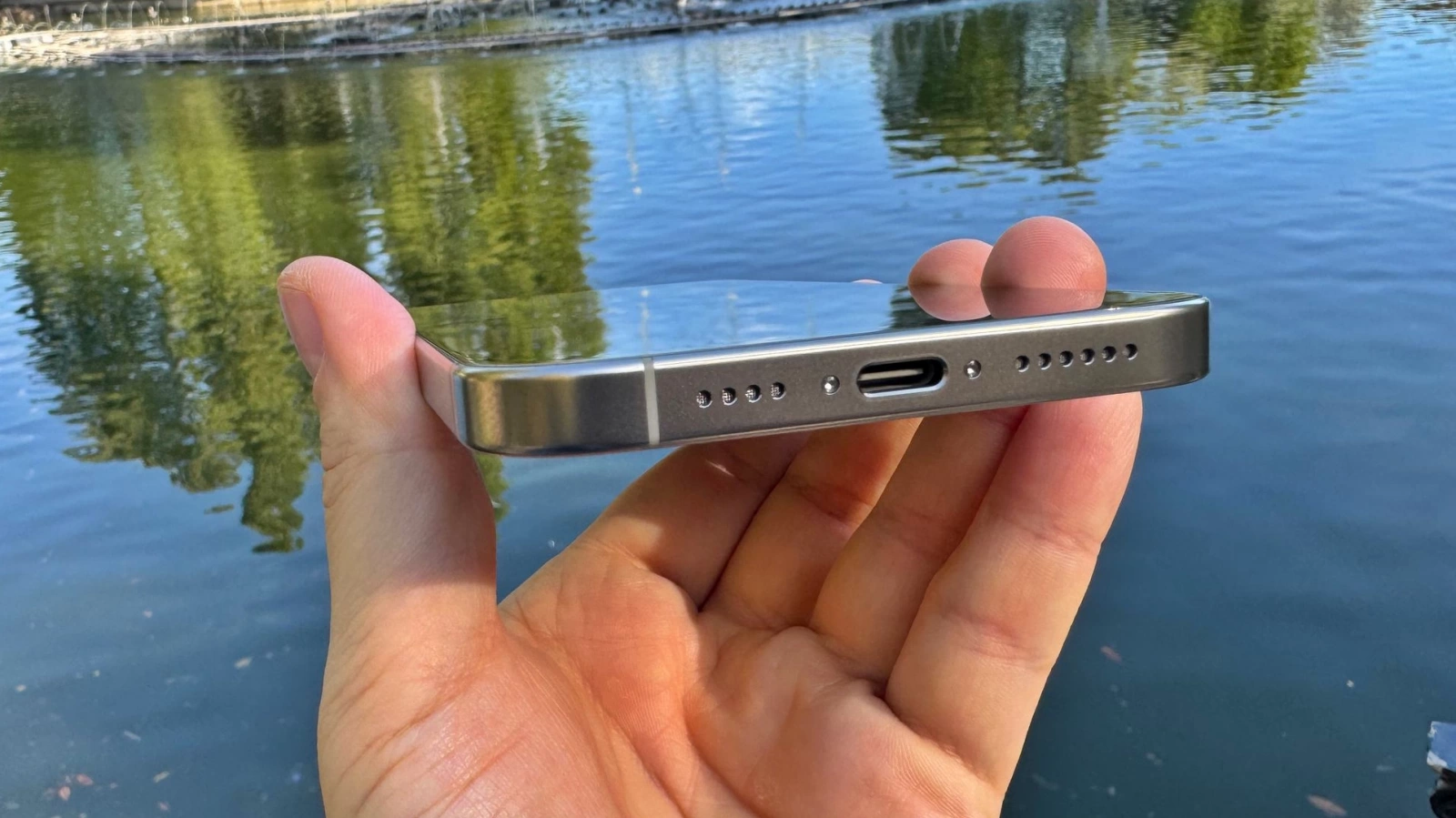 Apple iPhone 16 Pro Max: Acustică stereo, cu volum generos, uşoară stridentă
