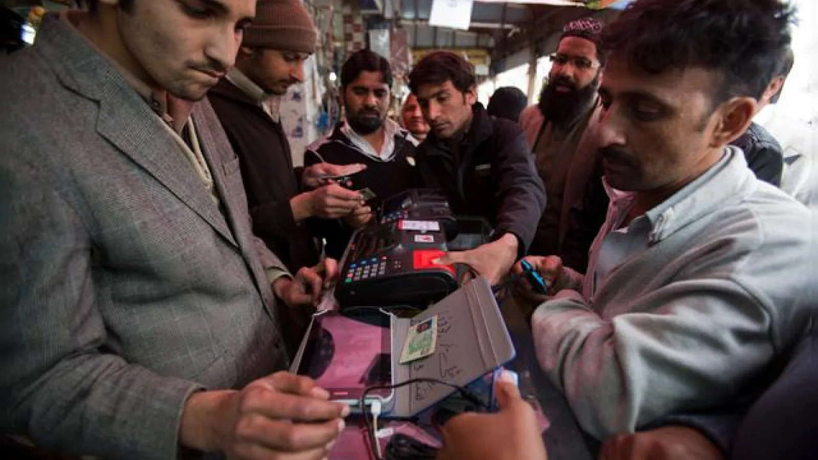Guvernul pakistanez ia măsuri pentru prevenirea atacurilor teroriste; posesorii de telefoane sunt chemați pentru verificarea SIM-urilor prin amprente