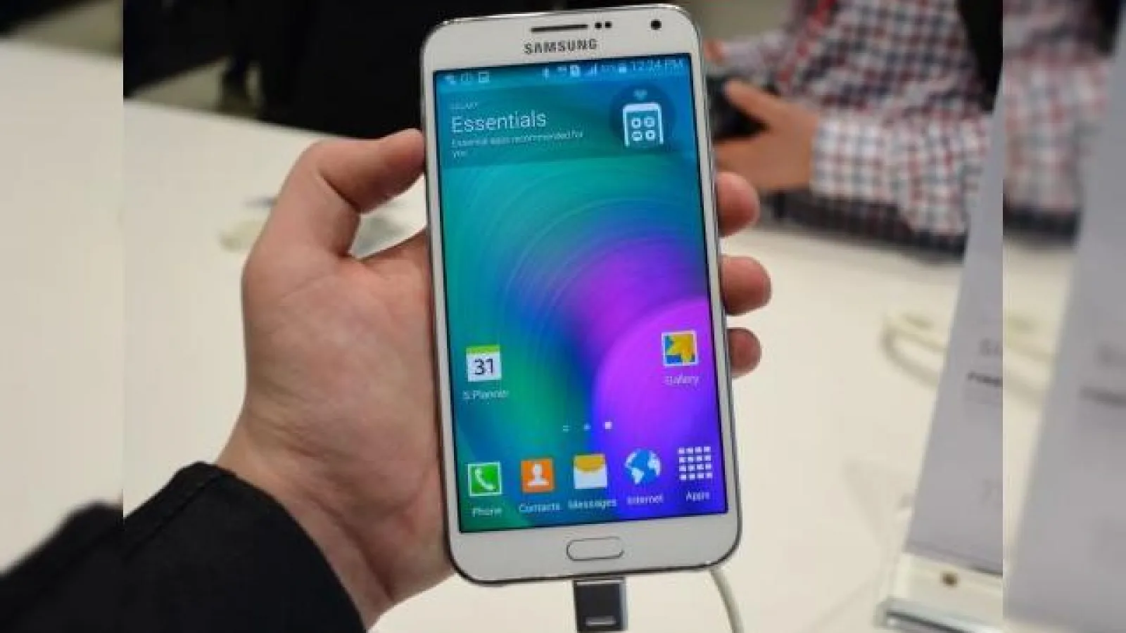 Samsung Galaxy E7 Dual-SIM disponibil la QuickMobile; phablet cu procesor 64-bit și 2 GB RAM