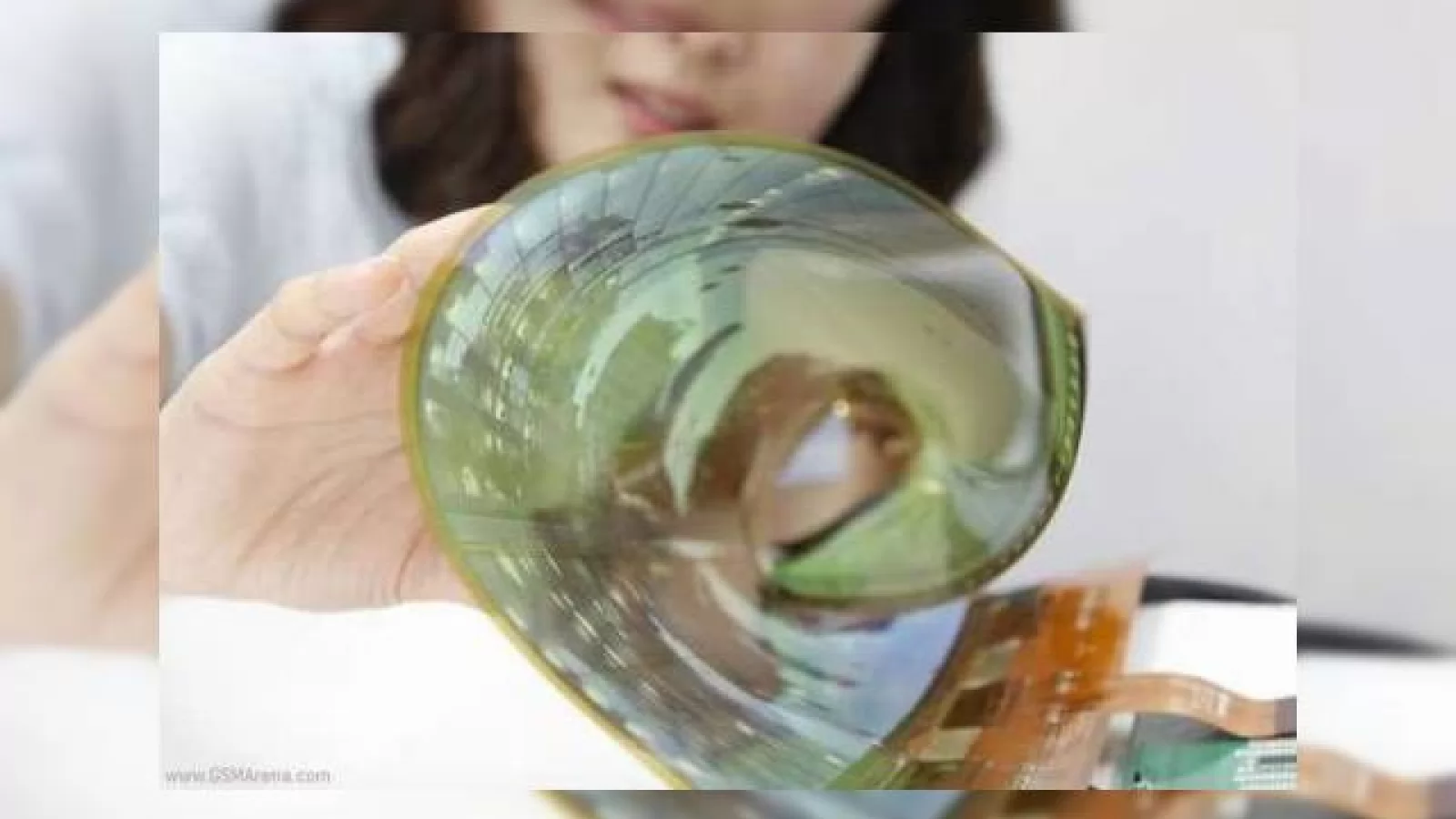 Samsung plănuiește lansarea unui smartphone pliabil; rivalul LG lucrează în schimb la un display transparent