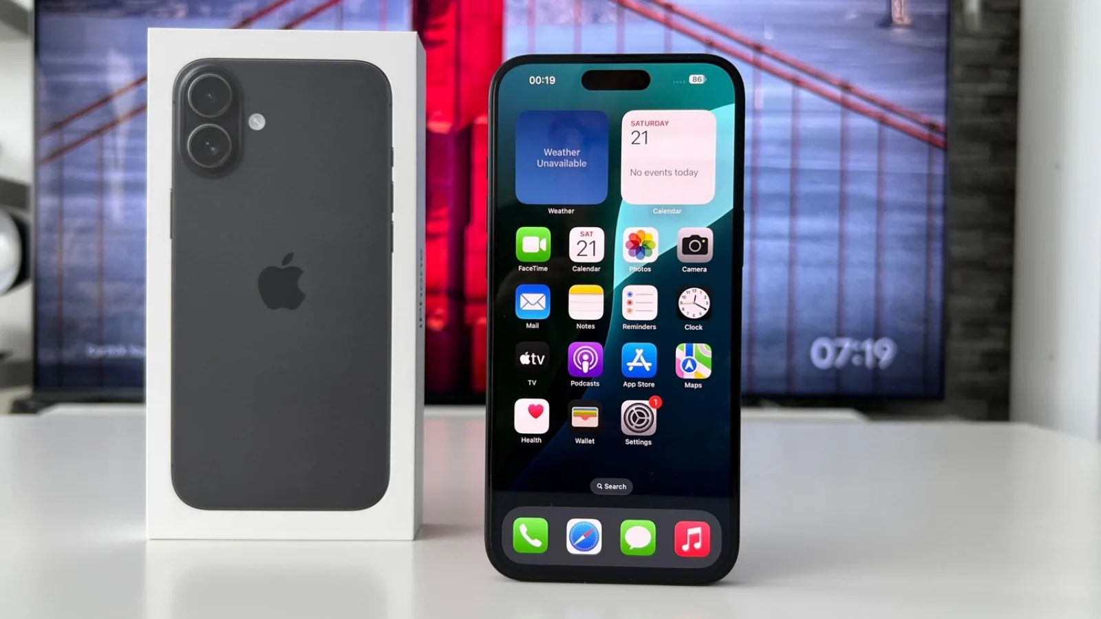 Apple iPhone 16 Plus: Design ranforsat, minimalist, viu colorat