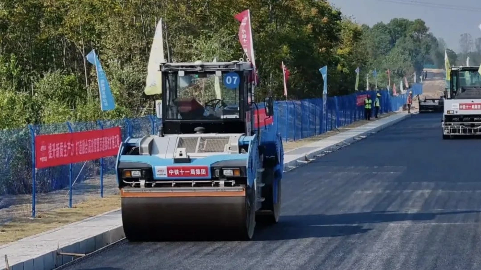 Se întâmplă în China! 157,79 de kilometri de autostradă asfaltați complet de roboți și drone prin intermediul AI (Video)