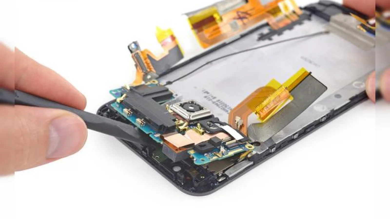 HTC One M9 primeşte o disecţie iFixit care ne arată că terminalul e foarte greu de reparat