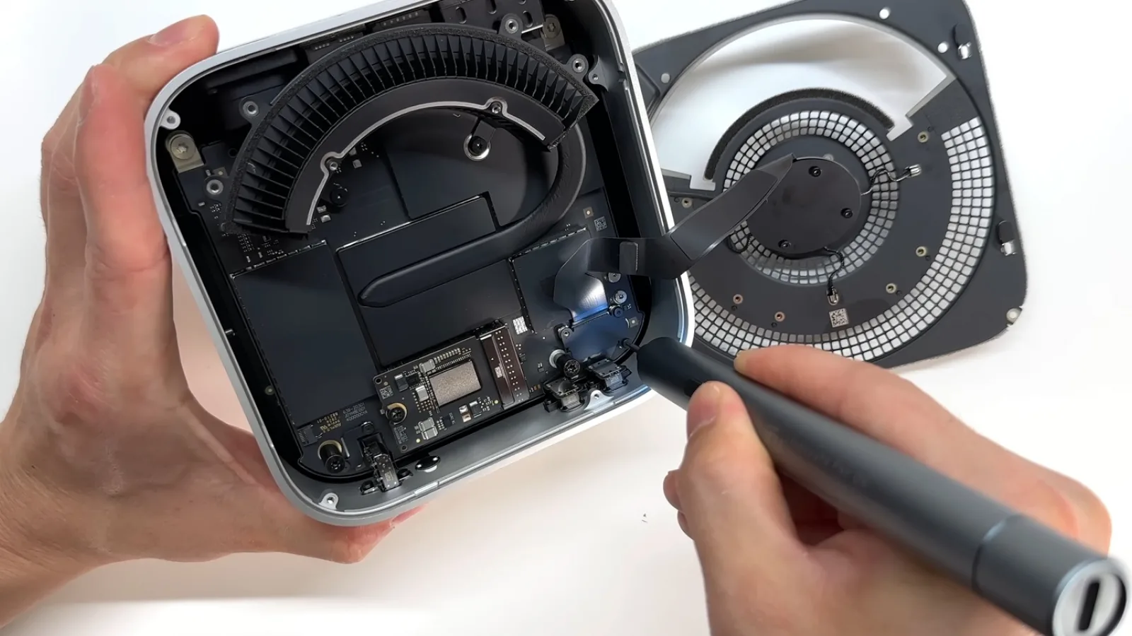 Noul Mac Mini cu procesor M4 a fost disecat în fața camerei; Ce ascunde sub capotă cel mai mic Mac din istorie? (Video)